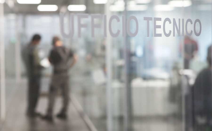 Ingresso dell’ufficio tecnico di Eredi Baitelli con pareti in vetro, progettato per garantire ambienti di lavoro efficienti e confortevoli al servizio della soddisfazione del Cliente.