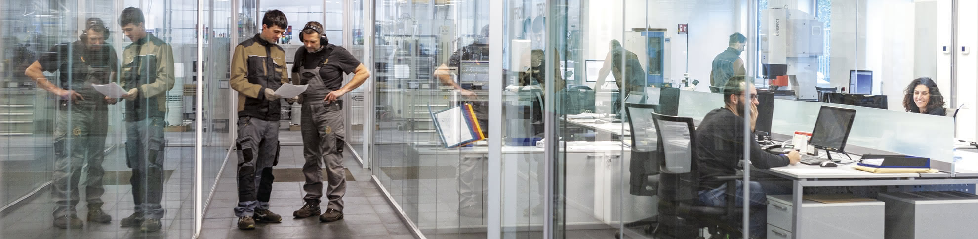 Qualità e innovazione in torneria: operatori e staff tecnico al lavoro per garantire soluzioni meccaniche ad alta precisione.