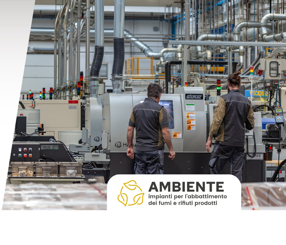 Impianti industriali per il trattamento dei fumi e dei rifiuti prodotti in un ambiente di torneria, con operai che interagiscono con macchinari per garantire il rispetto delle normative ambientali.