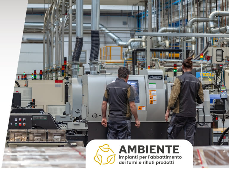 Impianti industriali per il trattamento dei fumi e dei rifiuti prodotti in un ambiente di torneria, con operai che interagiscono con macchinari per garantire il rispetto delle normative ambientali.