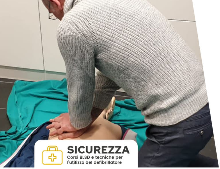 Un operatore sanitario che esegue una manovra di rianimazione cardiopolmonare (RCP) su un manichino durante un corso di aggiornamento BLSD.