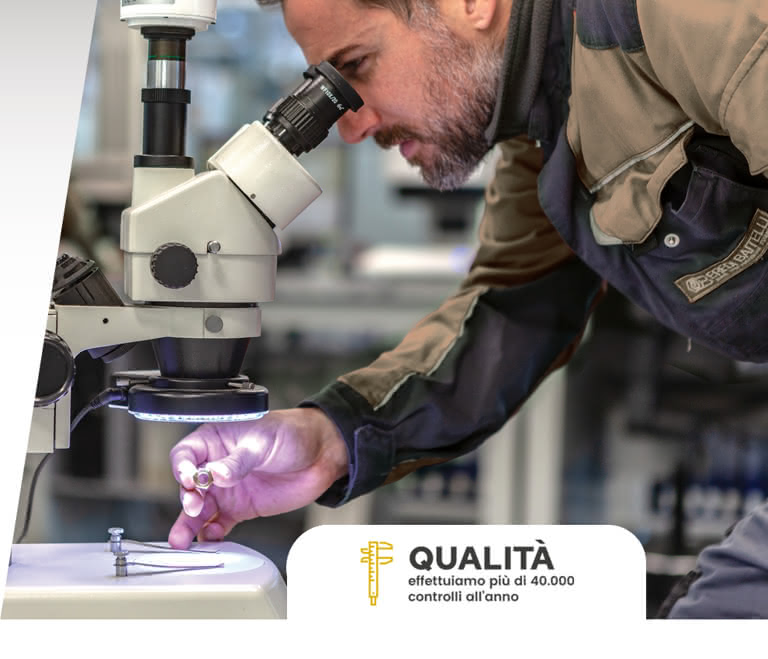 Controllo qualità preciso su componenti meccanici con microscopio: verifica dei dettagli per garantire un processo di produzione impeccabile e zero difetti.