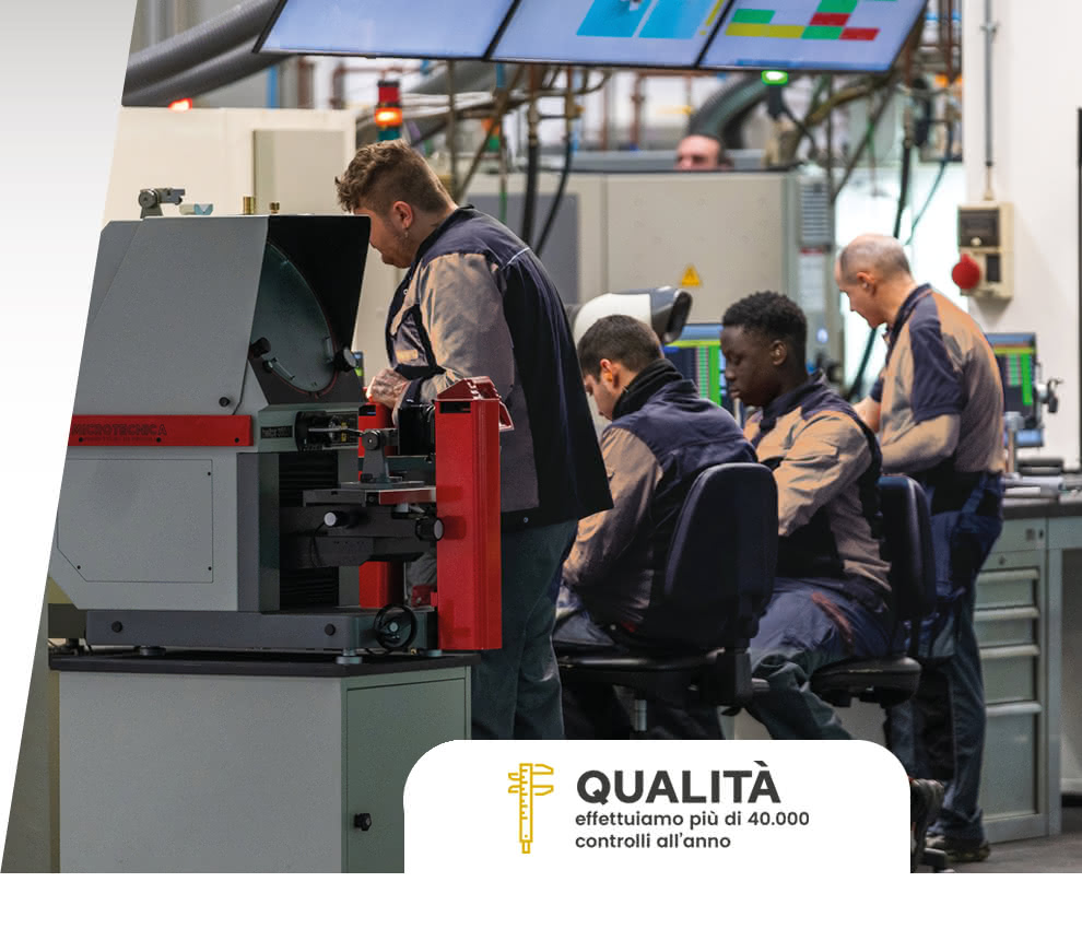 Linea di produzione altamente automatizzata per la torneria: controllo qualità in tempo reale, processi produttivi avanzati e ottimizzazione della produttività.