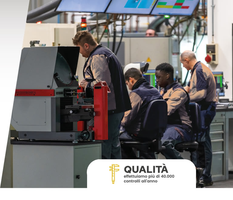 Linea di produzione altamente automatizzata per la torneria: controllo qualità in tempo reale, processi produttivi avanzati e ottimizzazione della produttività.