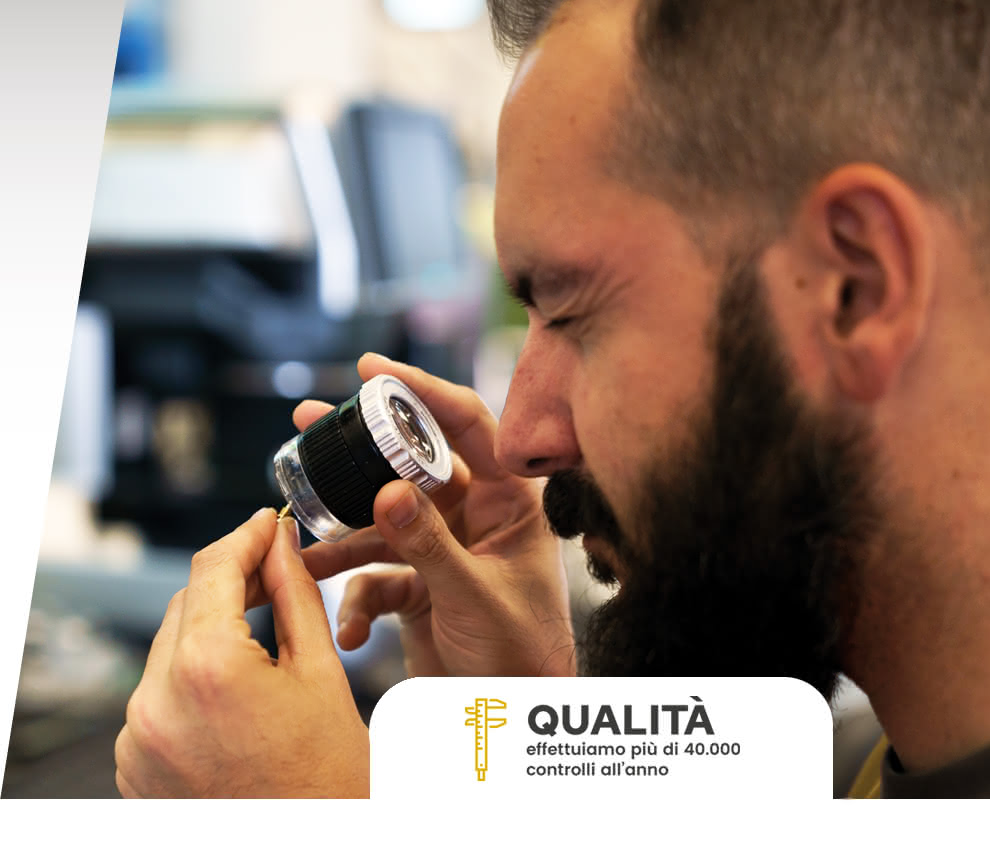 Misurazione e controllo manuale dei componenti meccanici con strumenti di precisione per garantire la qualità e conformità alle specifiche tecniche.